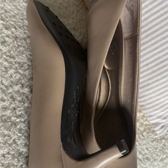 Life Stride Tan Heels Elegant Comfort - Picture 8 of 13